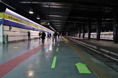 Napoli, Campania, İtalya - 26 Ocak 2021: Piazza Garibaldi Metro İstasyonu