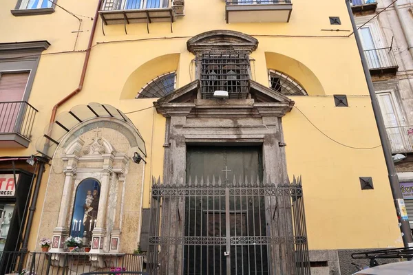 2021年4月8日 意大利坎帕尼亚那不勒斯 17世纪圣弗朗西斯科 德阿西西教堂 位于圣根纳罗港附近的隆戈街 — 图库照片