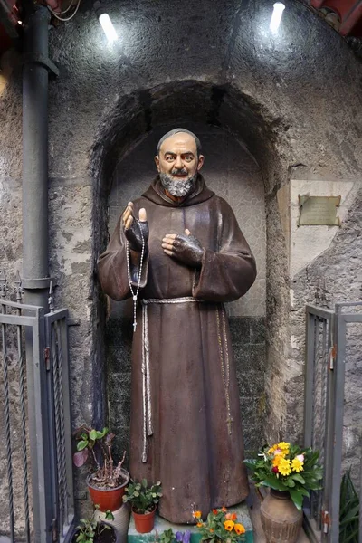 Napoli Campania Italia Aprile 2021 Statua San Pio Pietrelcina Porta — Foto Stock