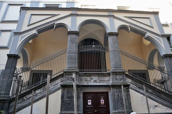 2021年4月8日 意大利坎帕尼亚那不勒斯 16世纪维可电影院献给圣保罗塔尔索的大教堂右侧入口 — 图库照片