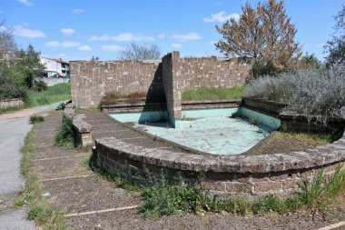 Benevento, Campania, İtalya - 5 Nisan 2021: Pezzapiana - Acquafredda ilçesinde 2008 yılında inşa edilen Valfortore bisiklet yolu, 2017 yılında açıldı ve şu anda ihmal altında