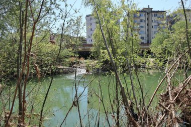 Benevento, Campania, İtalya - 5 Nisan 2021: Via del Cimitero 'daki nehir yatağından Calore Nehri' nin Glimpse 'si