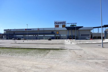 Benevento, Campania, İtalya - 5 Nisan 2021: Covid 19 salgını sırasında Sanniti Alışveriş Merkezi