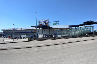 Benevento, Campania, İtalya - 5 Nisan 2021: Covid 19 salgını sırasında Sanniti Alışveriş Merkezi