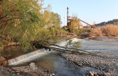 Benevento, Campania, İtalya - 1 Nisan 2021: Calore Nehri 'nin birleştiği noktada Sabato Nehri Ağzı