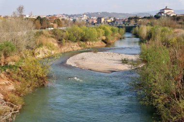Benevento, Campania, İtalya - 1 Nisan 2021: Cellarulo Arkeoloji Parkının köprüsünden Calore Nehri 'nin Panoraması