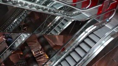 Napoli - Panoramica delle scale mobili della Stazione Garibaldi