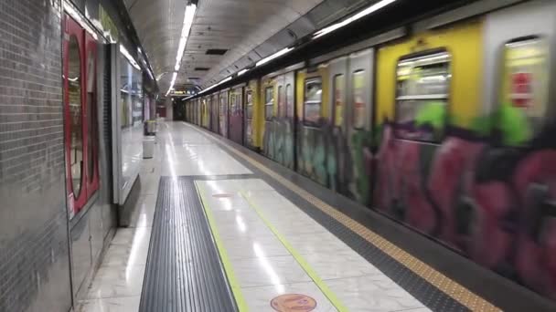 Napoli - Metro i partenza dalla Stazione Universit-kommunen – Stock-video