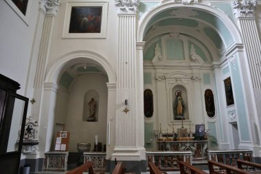 Napoli, Campania, İtalya - 29 Nisan 2021 Via San Carlo alle Mortelle 'deki San Carlo Borromeo' ya adanmış 17. yüzyıl kilisesinin içi