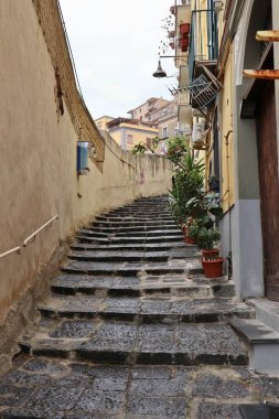 Napoli, Campania, İtalya - 29 Nisan 2021: Corso Vittorio Emanuele 'yi Vomero' ya bağlayan Scalinata del Petraio