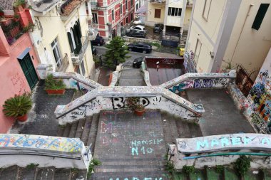 Napoli, Campania, İtalya - 29 Nisan 2021: Via Michetti ile Via Mancini 'yi birleştiren merdiven yakın tarihte Napolili aktör Aldo Giuffr' a ithaf edilmiştir.