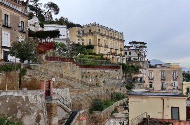 Napoli, Campania, İtalya - 29 Nisan 2021: Corso Vittorio Emanuele 'yi Vomero' ya bağlayan Scalinata del Petraio