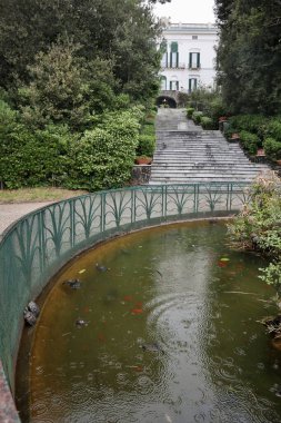 Napoli, Campania, İtalya - 29 Nisan 2021: Vomero tepesindeki 19. yüzyıl Villa Floridiana parkının manzarası