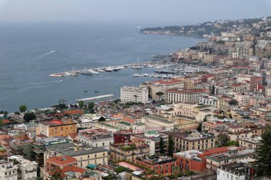 Napoli, Campania, İtalya - 29 Nisan 2021: Vomero tepesindeki Villa Floridiana 'nın bakış açısından panoramik manzara