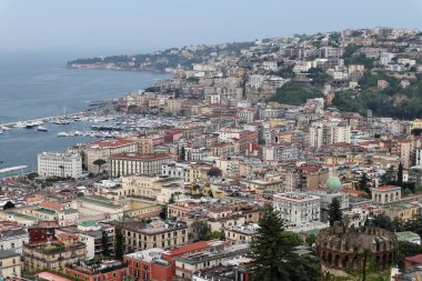 Napoli, Campania, İtalya - 29 Nisan 2021: Vomero tepesindeki Villa Floridiana 'nın bakış açısından panoramik manzara