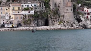 Cetara - Rüzgar sörfçüsü verso la Spiaggia della Marina