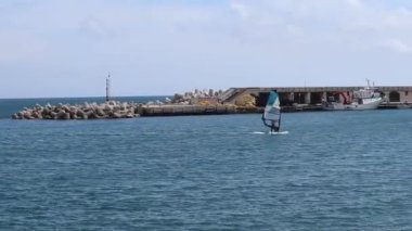 Cetara - Rüzgar sörfçüsü mentre rientra a Spiaggia della Marina