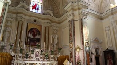 Cetara, Campania, İtalya - 6 Mayıs 2021: 10. yüzyılda kurulan ve Havari Aziz Peter 'e adanmış 18. yüzyıl kilisesinin iç görünümü