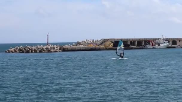 Цетара - Windsurfer mentre rientra a Spiaggia della Marina — стоковое видео