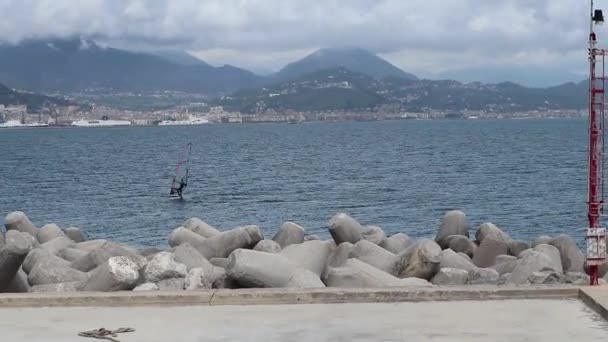 Cetara - Rüzgar sörfçüsü dal pontile del porto — Stok video