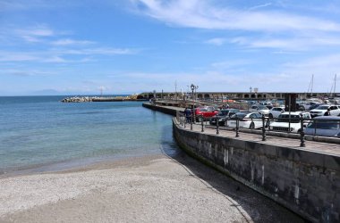 Cetara, Campania, İtalya - 6 Mayıs 2021: Spiaggia della Marina, Amalfi Sahili 'ndeki köyün ana plajı
