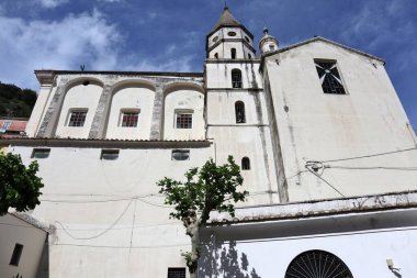 Cetara, Campania, İtalya - 6 Mayıs 2021: 10. yüzyılda kurulan ve köyün merkezindeki Aziz Peter Havarisi 'ne adanmış 18. yüzyıl kilisesi