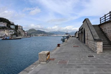 Cetara, Campania, İtalya - 6 Mayıs 2021: Turizm limanının dalgakıran iskelesi