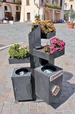 Cetara, Campania, İtalya - 6 Mayıs 2021: Marina sahilinde atık konteynırlar