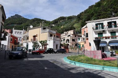 Cetara, Campania, İtalya - 6 Mayıs 2021: Köyün merkezindeki Piazza Martiri Ungheresi Çeşmesi