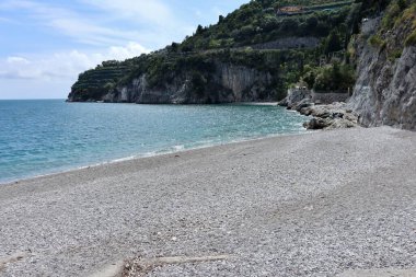 Cetara, Campania, İtalya - 6 Mayıs 2021: Turizm limanına komşu Porto Sahili Glimpse