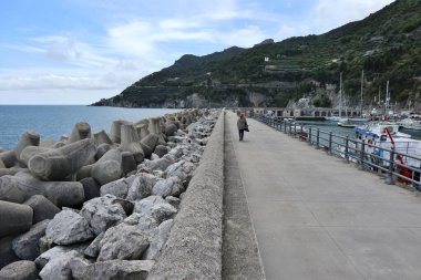 Cetara, Campania, İtalya - 6 Mayıs 2021: Turizm limanının dalgakıran iskelesi