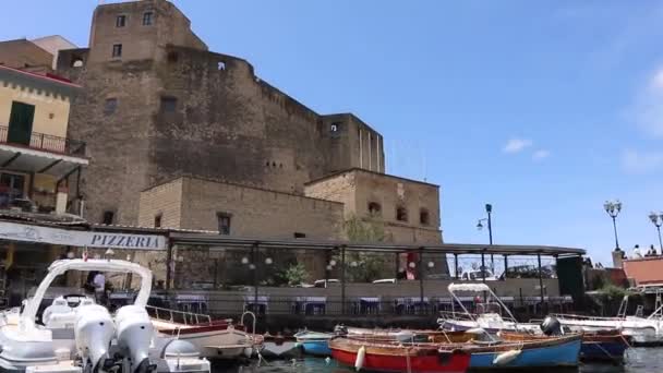 Napoli - Panoramica di Castel dell'Ovo dalla barca a Borgo Marinari — Stok video