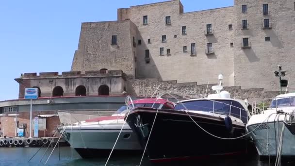 Napoli - Panoramica del Borgo Marinari dalla barca — Stockvideo