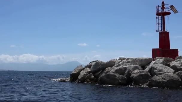 Napoli - Panoramica del faro del Porticciolo di Santa Lucia dalla barca — Video Stock