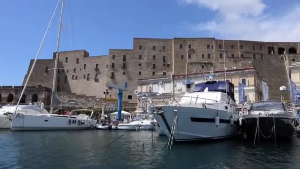 Napoli - Panoramica del Porticciolo di Santa Lucia dalla barca — Stok video