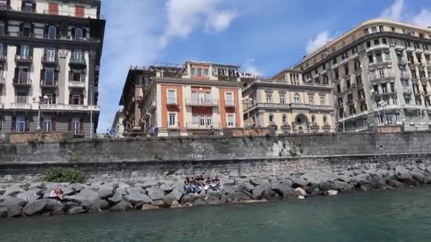 Napoli - Panoramica del Lungomare Santa Lucia dalla barca — Stockvideo