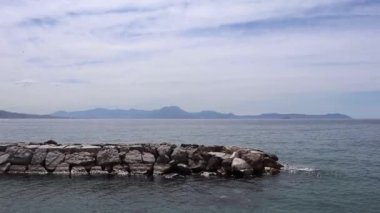 Napoli - Panoramica del golfo dalla scogliera di Lido Sirena