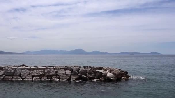 Napoli - Panoramica del golfo dalla scogliera di Lido Sirena — Stockvideo