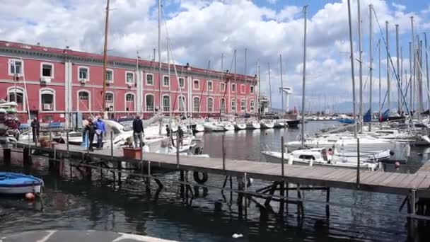 Napoli - Panoramica del pontile del Porticciolo Molosiglio — Stok video