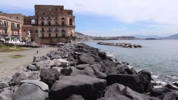 Napoli - Panoramica del Lido delle Monache dalla scogliera — Stockvideo