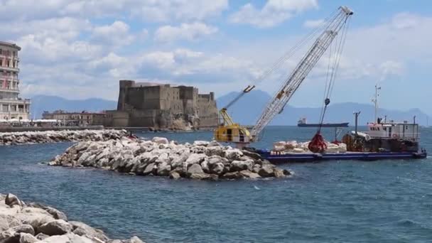 Napoli - Lavori sulla scogliera di Via Partenope — Stock Video