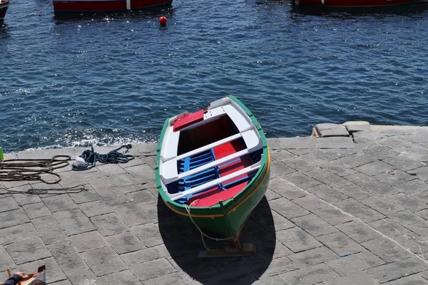 ナポリ カンパニア イタリア 2021年5月14日 ナサリオ サウロ通りの遊歩道の桟橋にボート — ストック写真