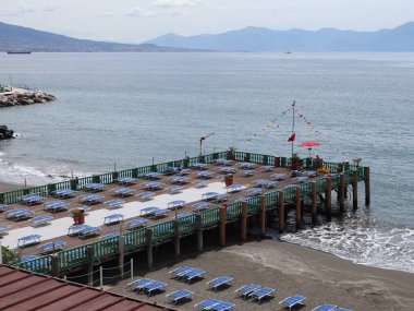 Napoli, Campania, İtalya - 20 Mayıs 2021 Via Posillipo 'dan Bagno Elena plajının panoramik manzarası