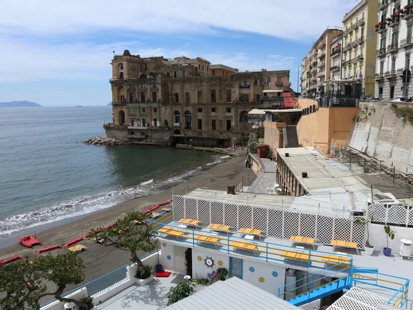 Napoli, Campania, İtalya - 20 Mayıs 2021 Via Posillipo 'dan 17' nci yüzyıl Palazzo Donn 'Anna' sı