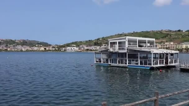 Баколи - Panoramica di Lago Miseno dal parcheggio — стоковое видео