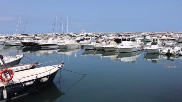 Monte di Procida - Panoramica del porto dal pontile — стокове відео