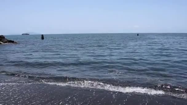 Монте-ди-Прочида - Panoramica dalla spiaggia libera di Miliscola — стоковое видео