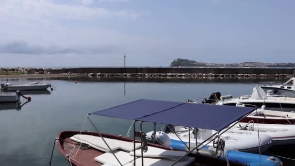 Monte di Procida - Panoramica del porto dall'ultimo pontile — 图库视频影像