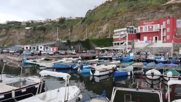Monte di Procida - Panoramica del Porto di Acquamorta dal pontile — Stockvideo