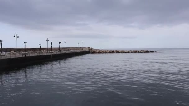 Monte di Procida - Panoramica della Spiaggia di Acquamorta dal pontile — Stock Video